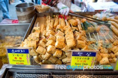 Seoul, South Korea - September 20: Namdaemun Market In Seoul, Is The Oldest And Largest Market In South Korea. Photo Taken On September 20, 2015 In Seoul, South Korea Stock Photo