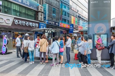 Seoul, South Korea - September 20: Namdaemun Market In Seoul, Is The Oldest And Largest Market In South Korea. Photo Taken On September 20, 2015 In Seoul, South Korea Stock Photo