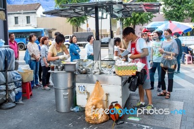 Seoul, South Korea - September 20: Namdaemun Market In Seoul, Is The Oldest And Largest Market In South Korea. Photo Taken On September 20, 2015 In Seoul, South Korea Stock Photo