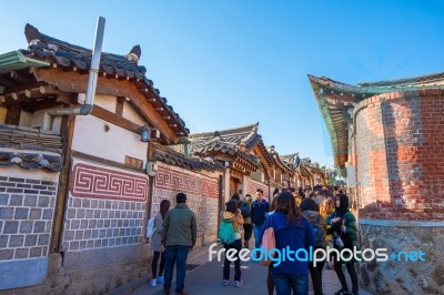 Seoul,korea - March 23: Tourists Taking Photos Of The Beautiful Scenery Around Bukchon Hanok Village,traditional Korean Style Architecture, Photo Taken March 23,2015 In Seoul, South Korea Stock Photo