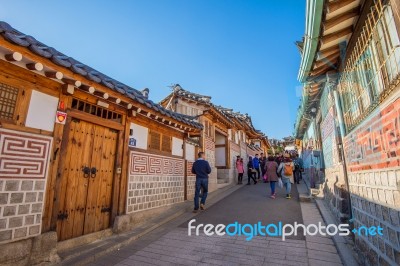 Seoul,korea - March 23: Tourists Taking Photos Of The Beautiful Scenery Around Bukchon Hanok Village,traditional Korean Style Architecture, Photo Taken March 23,2015 In Seoul, South Korea Stock Photo