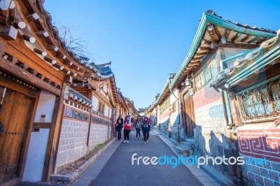 Seoul,korea - March 23: Tourists Taking Photos Of The Beautiful Scenery Around Bukchon Hanok Village,traditional Korean Style Architecture, Photo Taken March 23,2015 In Seoul, South Korea Stock Photo