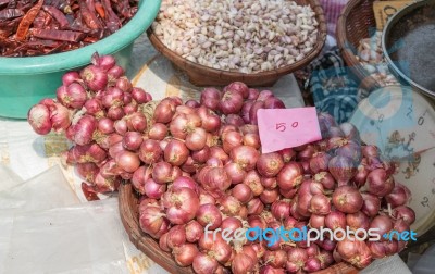 Shallots, Garlic, Dried Chilli In Market Stock Photo