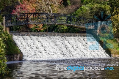 Sheffield Park, Sussex/uk - November 3 : Bridge And Weir At Shef… Stock Photo