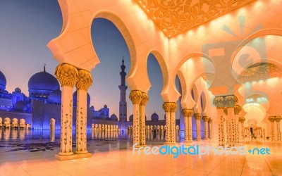 Sheikh Zayed Grand Mosque At Dusk In Abu Dhabi, Uae Stock Photo