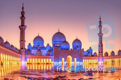 Sheikh Zayed Grand Mosque At Dusk In Abu Dhabi, Uae Stock Photo