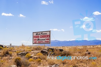 Sign Pointing To Four Corners Monument In Usa Stock Photo