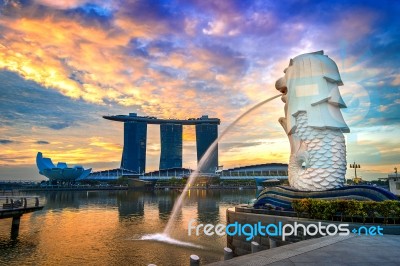 Singapore - Aug 10 ,2017 : Merlion Statue And Cityscape In Singapore Stock Photo