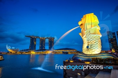 Singapore - Aug 8 ,2017 : Merlion Statue And Cityscape In Singapore Stock Photo