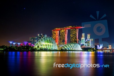 Singapore - Aug 9 ,2017 : Cityscape At Night In Singapore Stock Photo