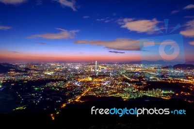 South Korea Skyline Of Seoul, The Best View Of South Korea With Lotte World Mall At Namhansanseong Fortress Stock Photo