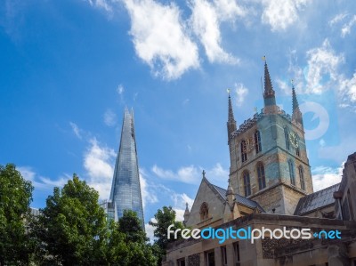 Southwark Cathedral Sharing The London Skyline With The Shard Stock Photo