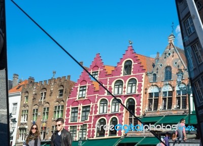 Split Mirror Of Historic Gabled Buildings And Cafes In Market Sq… Stock Photo