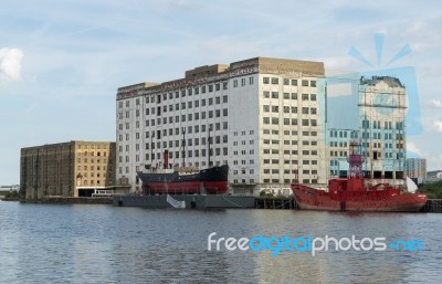 Ss Robin And Trinity Lightship Next To The Millennium Mills In S… Stock Photo