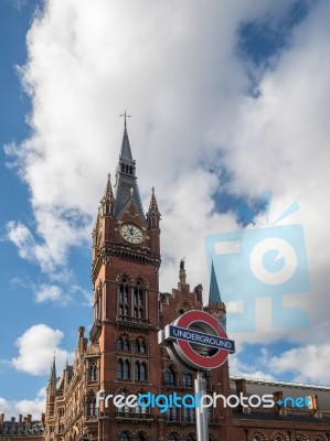 St Pancras International Station Tower And Underground Sign Stock Photo