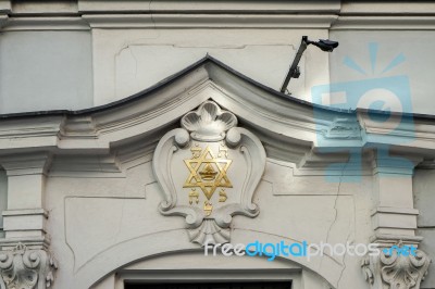 Star Of David On An Apartment Block In The Jewish Quarter Of Pra… Stock Photo