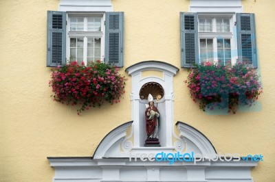 Statue Of A Bishop On A Wall In St Wolfgang Stock Photo