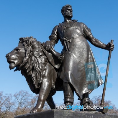 Statue Of A Man With Lion At The Victoria Memorial Outside Bucki… Stock Photo