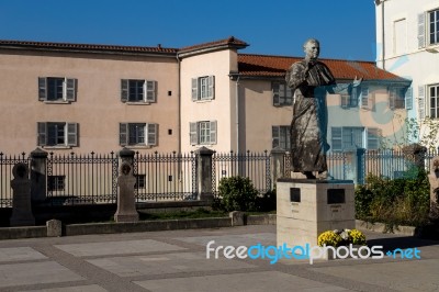 Statue Of A Pope In A Court Yard Stock Photo