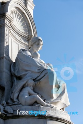 Statue Of A Woman With Children At The Victoria Memorial Outside… Stock Photo