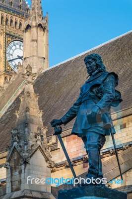 Statue Of Oliver Cromwell Outside The Houses Of Parliament In Lo… Stock Photo