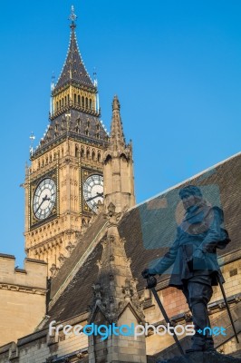 Statue Of Oliver Cromwell Outside The Houses Of Parliament In Lo… Stock Photo