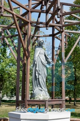 Statue Of The Virgin Mary At Wilanow Palace In Warsaw Stock Photo