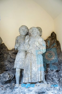 Statue Of Three Men Outside St James Church In Rothenburg Stock Photo