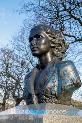 Statue Of Violette Szabo In London Stock Photo