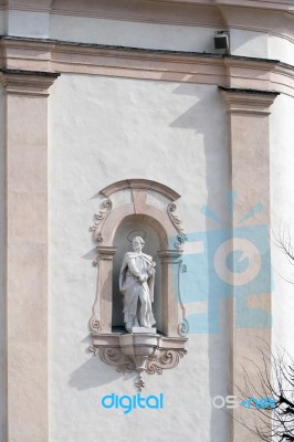 Statue On The Wall Of Ss Philip And Jacob Parish Church In Corti… Stock Photo