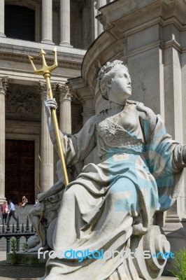 Statue Outside St Paul's Cathedral Stock Photo