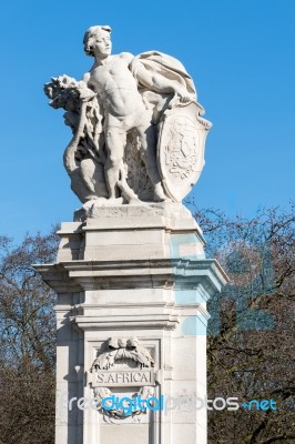 Statue Representing South Africa Outside Buckingham Palace In Lo… Stock Photo