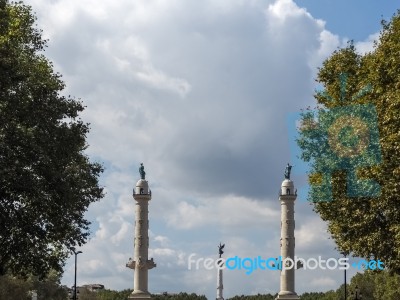 Statues Bordering The Esplanade Des Quinconces In Bordeaux Stock Photo