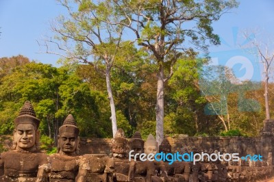 Statues Of Ancient Khmer Warrior Heads Carry Giant Snake Decorat… Stock Photo