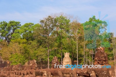 Statues Of Ancient Khmer Warrior Heads Carry Giant Snake Decorat… Stock Photo