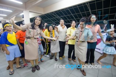 Student 9-10 Years Old, Scout Activities, Dance Performances Around The Fire., Scout Camp Bangkok Thailand Stock Photo