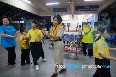 Student 9-10 Years Old, Scout Activities, Dance Performances Around The Fire., Scout Camp Bangkok Thailand Stock Photo