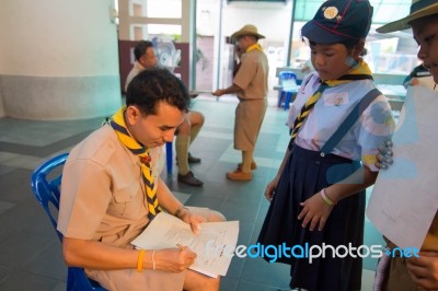 Student 9-10 Years Old, Scouts Work Together, Scout Camp In Pieamsuwan School Bangkok Thailand Stock Photo