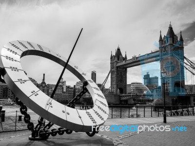 Sun Dial Near Tower Bridge In London Stock Photo