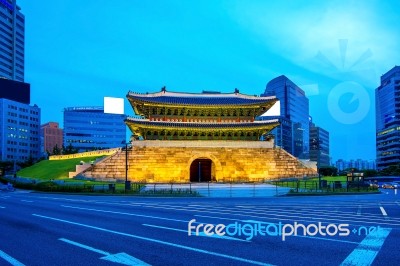 Sungnyemun Gate (namdaemun Market) At Night In Seoul, South Korea Stock Photo