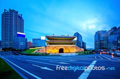 Sungnyemun Gate (namdaemun Market) At Night In Seoul, South Korea Stock Photo