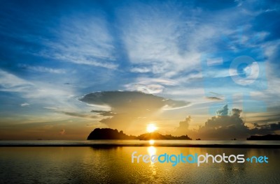 Sunrise At Hat Sai Ri Beach In Chumphon Stock Photo