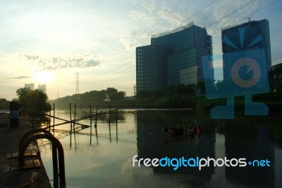 Tall Buildings, Rivers, And Sun. A Captivating Composition For A Moment In The Morning Stock Photo