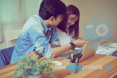 Teamwork, Young Businesswoman In Office In Casual Shirt. Selecting Information With Colleagues With A Computer. Business Marketing Planning Stock Photo