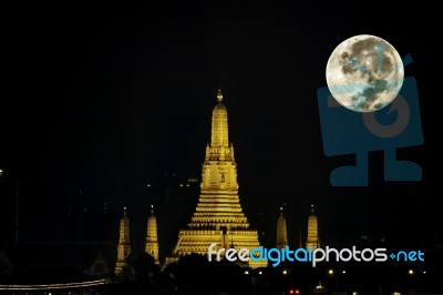 The Beauty Of The Full Moon And Wat Arun At Night With Gold , The Oldest Temple Of The Chao Phraya River In Bangkok Thailand Stock Photo