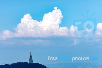 The Beauty Of The Sky When Light Hits The Clouds And Mountain Stock Photo