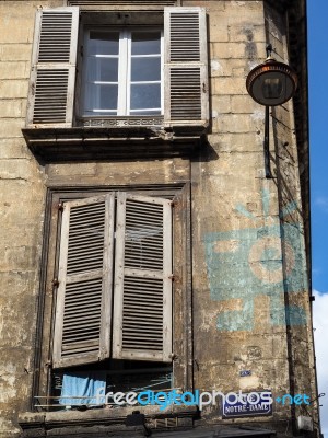 The Buildings In Rue Notre-dame Bodeeaux Have Seen Better Days Stock Photo