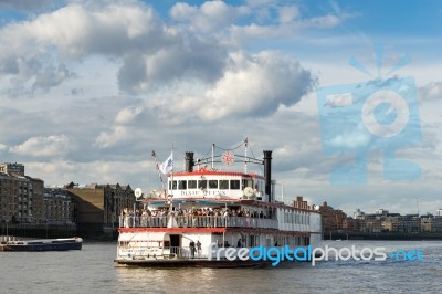 The Dixie Queen Cruising Along The River Thames Stock Photo