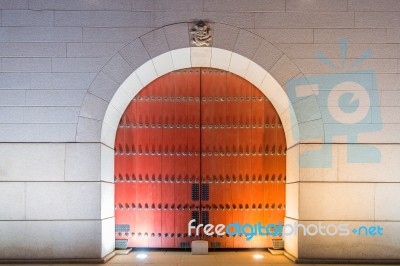 The Door Of Geyongbokgung Palace At Night In Seoul, South Korea Stock Photo