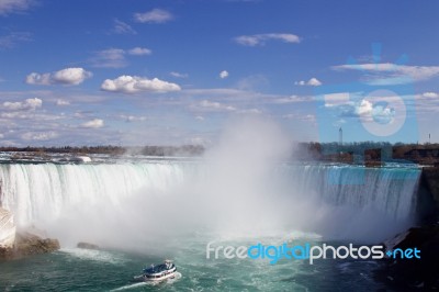 The Entire Niagara Falls And The Ship Stock Photo